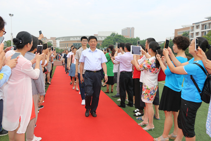 校长走红毯_副本.jpg