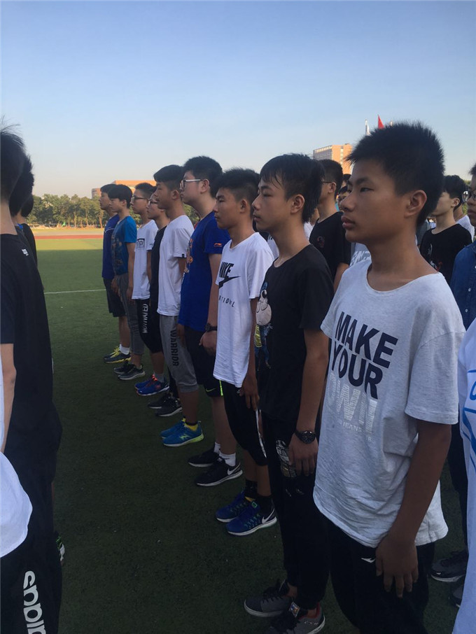 操场队列2.jpg 操场队列2.jpg