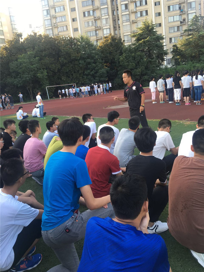 操场训话2.jpg 操场训话2.jpg