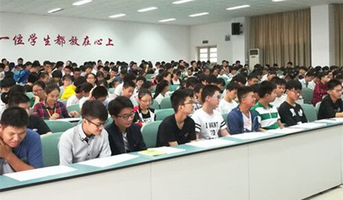 生活区报道_副本1.jpg 生活区报道_副本1.jpg