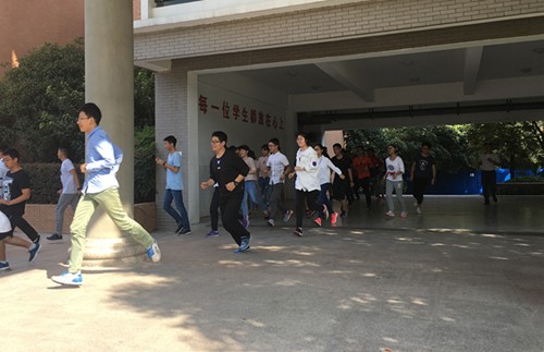 学生们听到警报声后从教学楼疏散到运动场、西门广场安全地带2.JPG