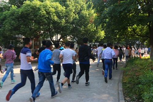 学生们听到警报声后从教学楼疏散到运动场、西门广场安全地带1.JPG
