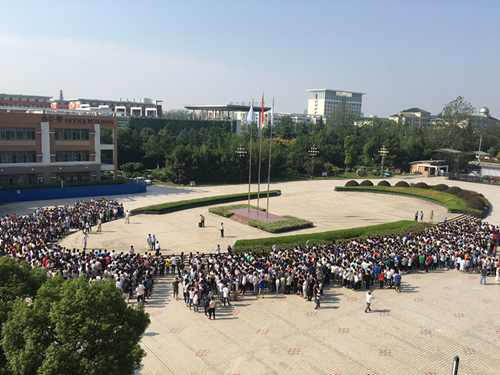 西广场集结地.JPG