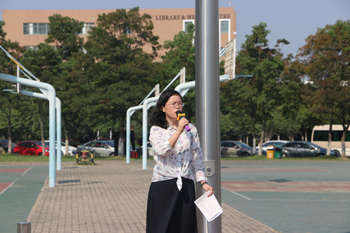 政教处主任洪丽对本次疏散演练进行点评.JPG