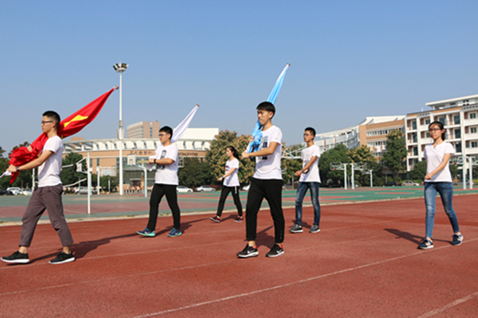 正步踢踏 昂首向前.jpg
