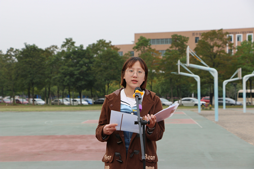 演讲鲁文文.JPG