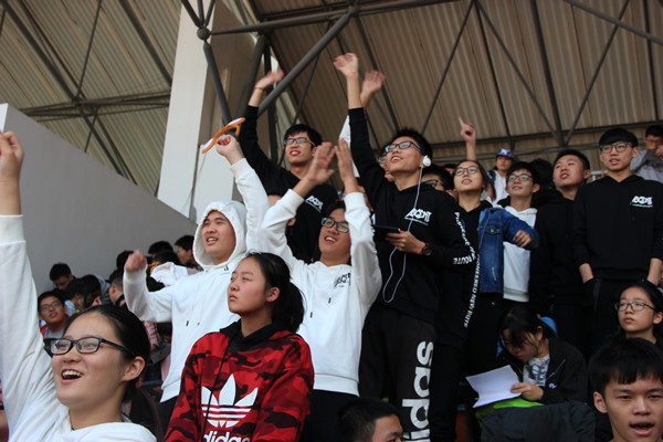 加油助威的同学2-高二（5）班.jpg