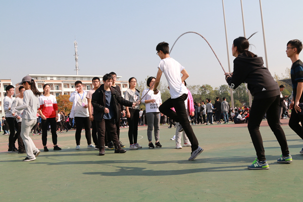八字跑绳前的热身运动——高二（26）班.jpg