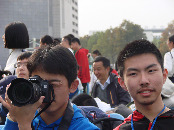 认真抓拍的摄影师——高二（26）班.jpg