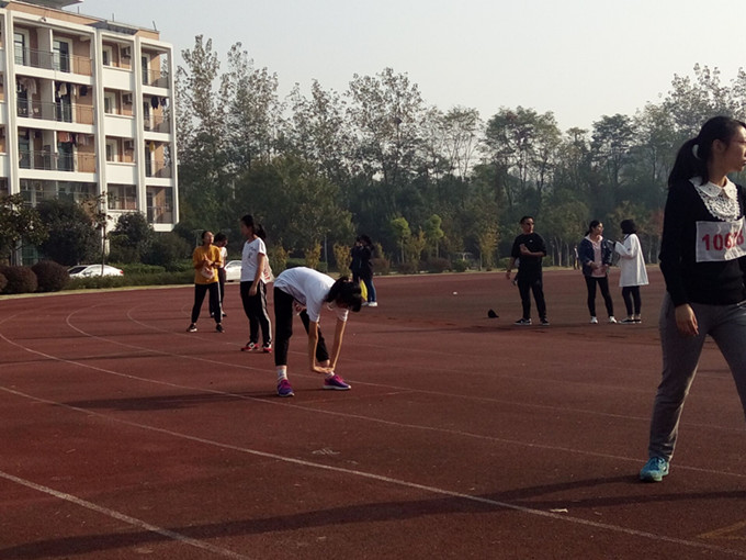 奔跑前的热身---- 高一5班_副本.jpg