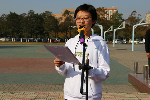 闵荷露同学做国旗下演讲.JPG