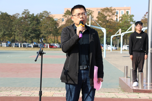 科技信息中心副主任张宏军做科技节动员讲话.JPG