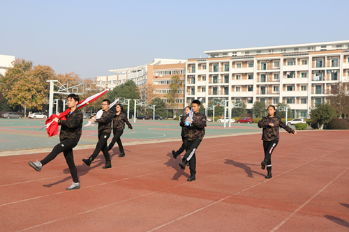 正步踢踏.JPG