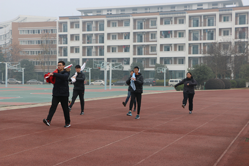 正步踢踏.JPG