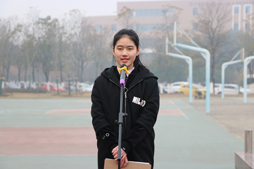 主持人邬梦尹.JPG
