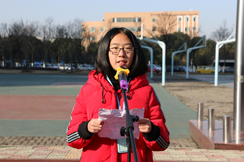 主持人邱欣然.JPG