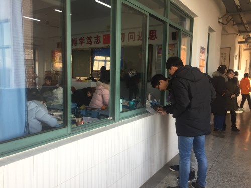 学生会成员利用课间时间检查班级开窗通风_副本.jpg 学生会成员利用课间时间检查班级开窗通风_副本.jpg