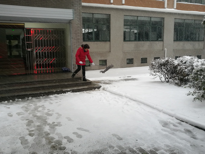 扫雪_副本.jpg 扫雪_副本.jpg