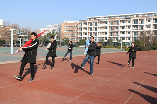 正步踢踏.JPG