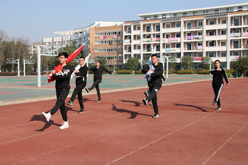 正步踢踏.JPG