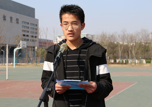 周正阳同学做国旗下讲话