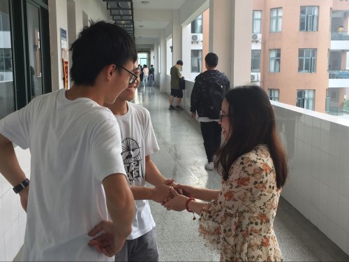 握手话别_副本.jpg 握手话别_副本.jpg