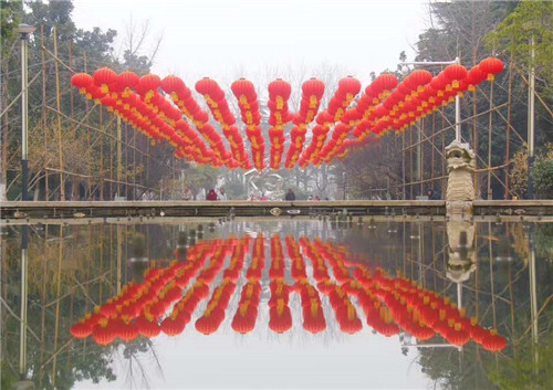 高一五班刘一涵龙湖灯笼挂.jpg 高一五班刘一涵龙湖灯笼挂.jpg