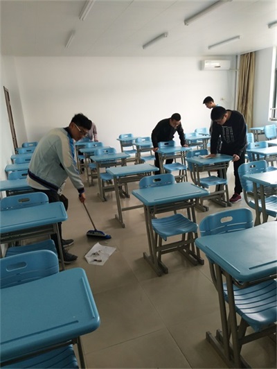 打扫中.jpg 打扫中.jpg