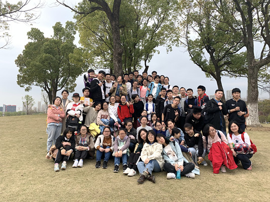 25班春游健步走1_副本.jpg