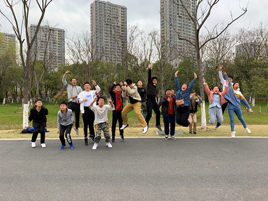 25班春游健步走2_副本.jpg