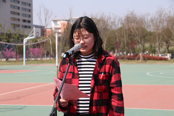 主持人1.JPG