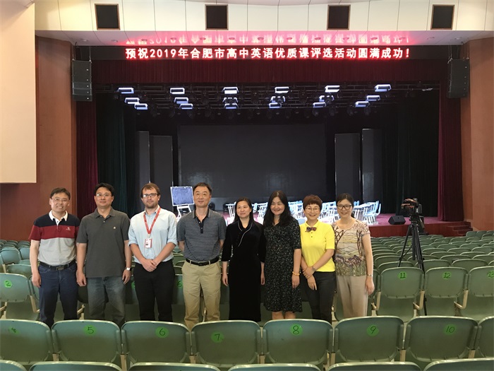 吴菊文校长与评委合影IMG_4016(1).JPG