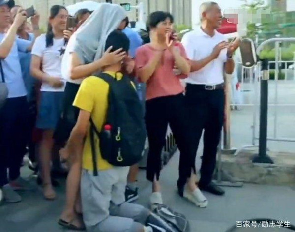 1.感恩教育自然流露：2019年高考后王恒杰出考场跪母_副本.jpg