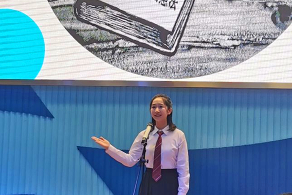 演讲中_副本.jpg