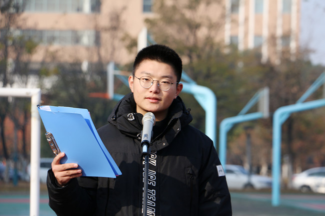 演讲_副本.jpg 演讲_副本.jpg