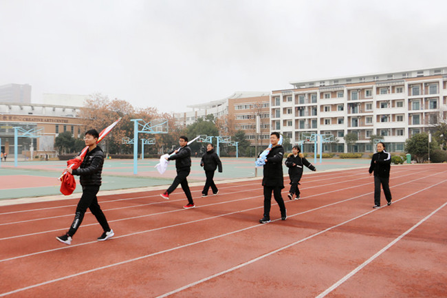 正步踢踏.JPG