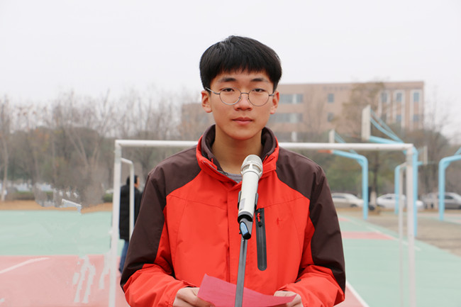 演讲.jpg 演讲.jpg