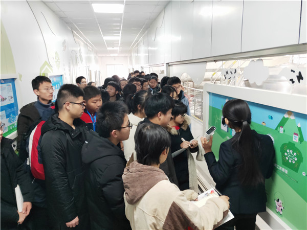 参观伊利.jpg 参观伊利.jpg