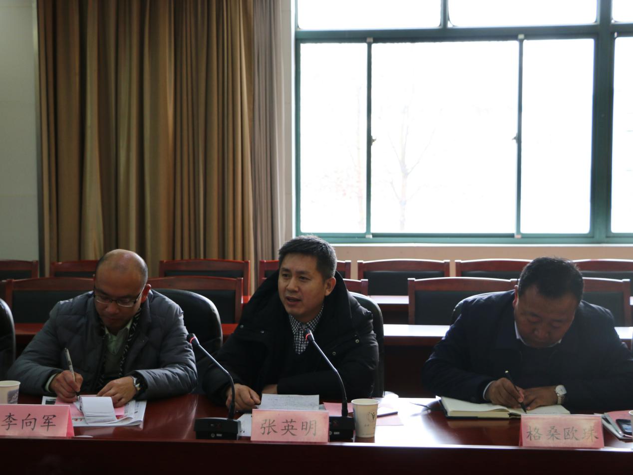 张英明代表山南市教育局感谢热情地接待,赞扬了一六八人的教育情怀