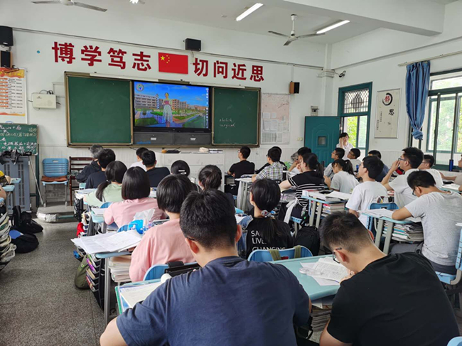 学生认真观看5.25.jpg