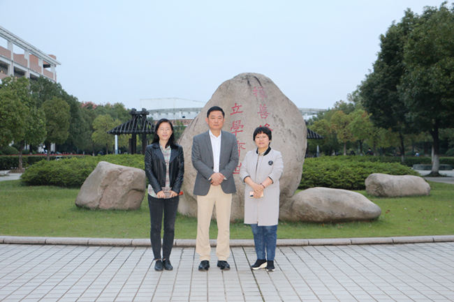 校训石合影.jpg