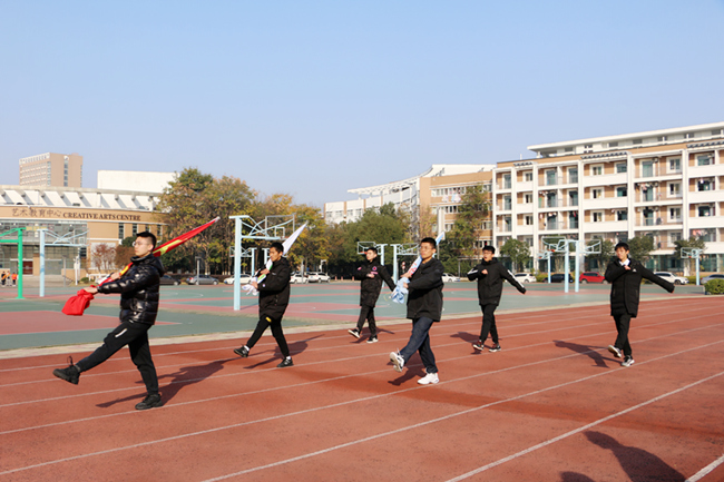 正步踢踏.JPG