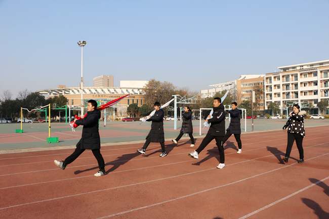 正步踢踏.JPG