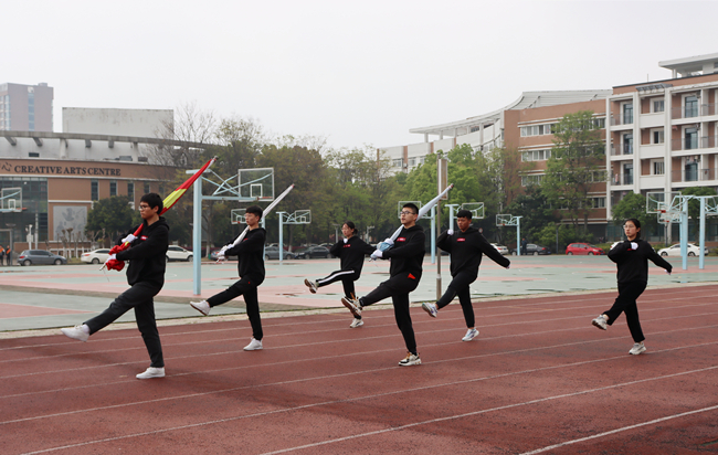 正步踢踏.JPG