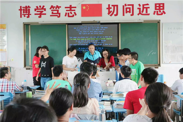 课间交流.jpg 课间交流.jpg