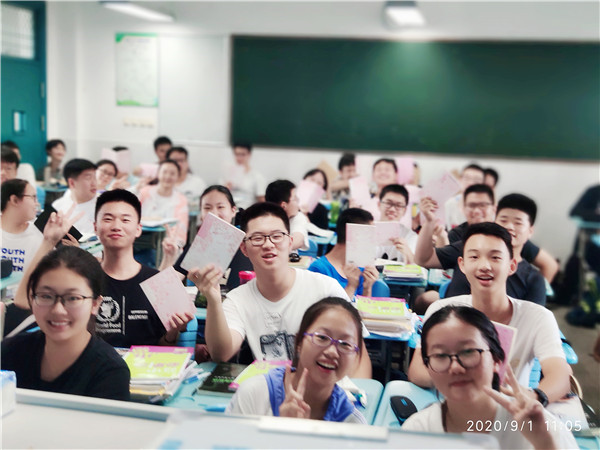 开学仪式赠本子.jpg 开学仪式赠本子.jpg