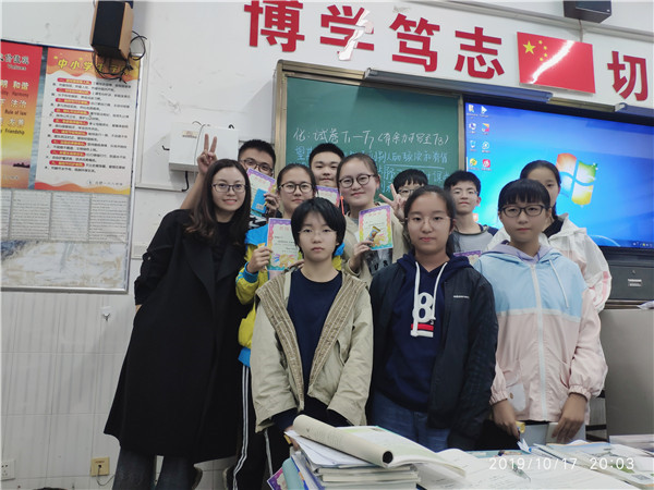 跟学生合影颁奖合影.jpg 跟学生合影颁奖合影.jpg