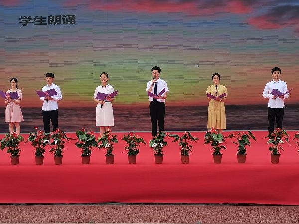学生朗诵.jpg