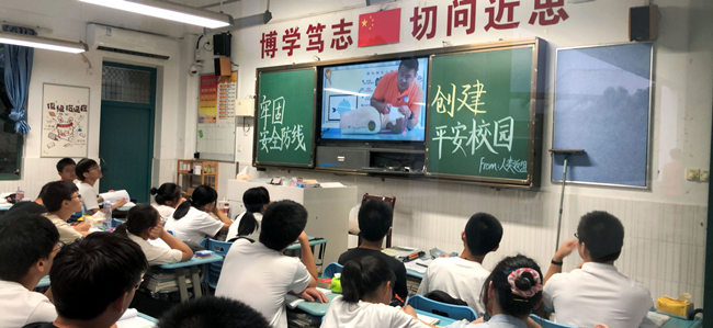 同学们聚精会神学习收看急救知识.jpg