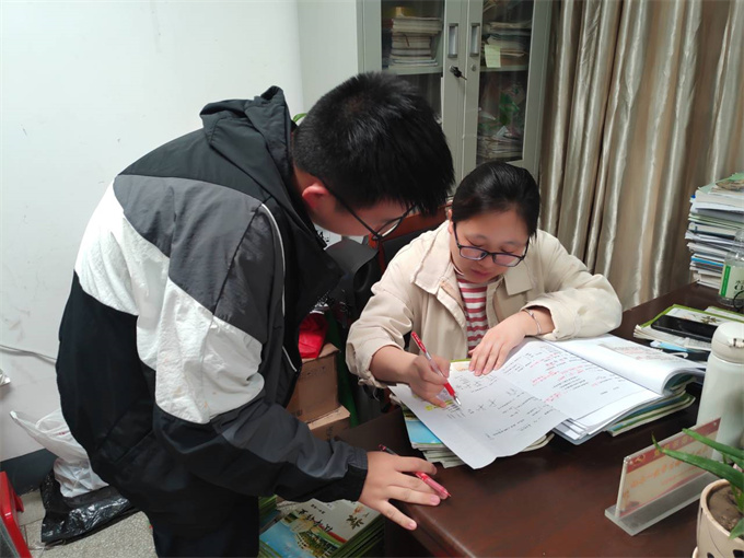 鲁元华2.jpg 鲁元华2.jpg